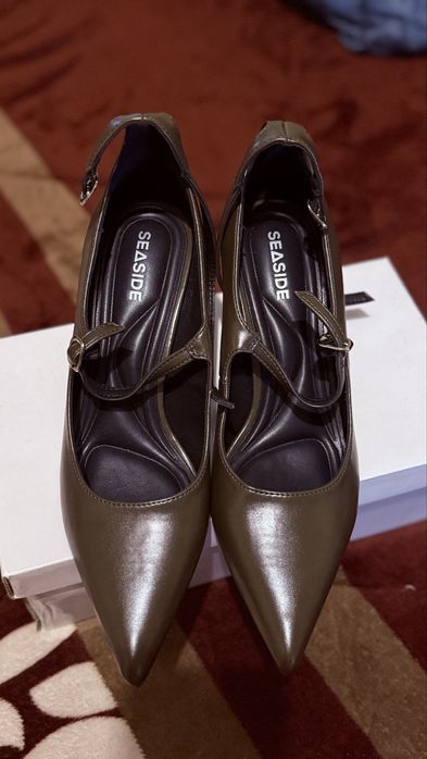 Lote de roupa e calçado feminino NOVOS – casacos, botas e sapatos