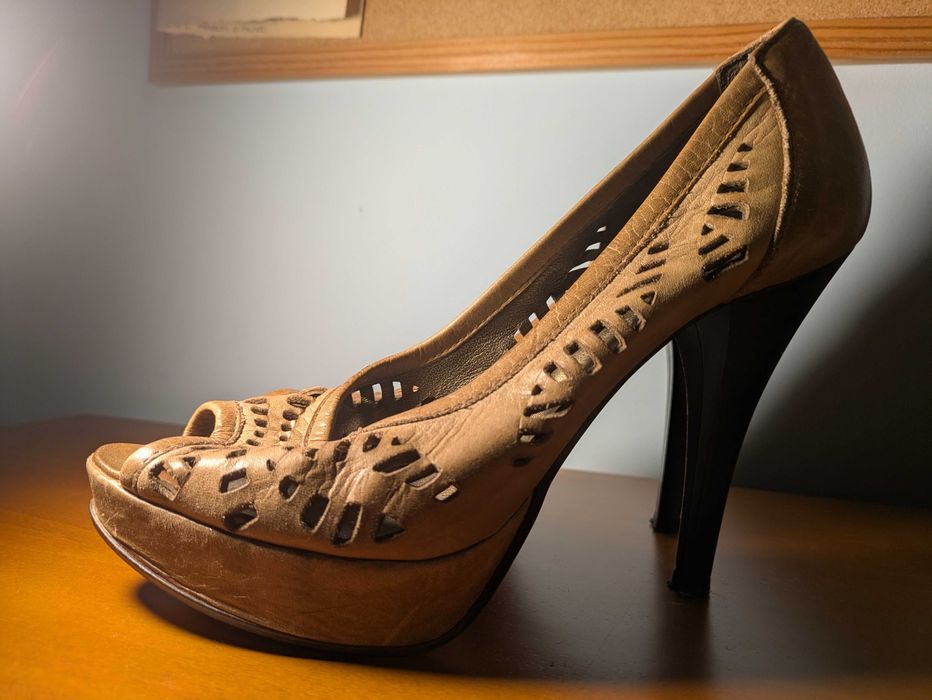 Sapatos muito femininos de cerimónia/festa em pele