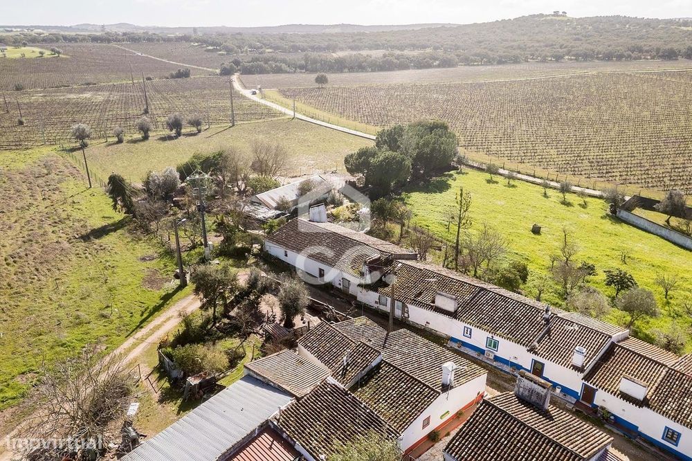 Moradia T4 em Ruína c/ Garagem e Terreno | São Domingos de Ana Loura,