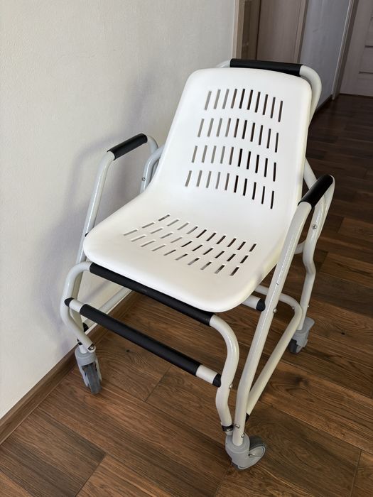 Wózek prysznicowy na kółkach