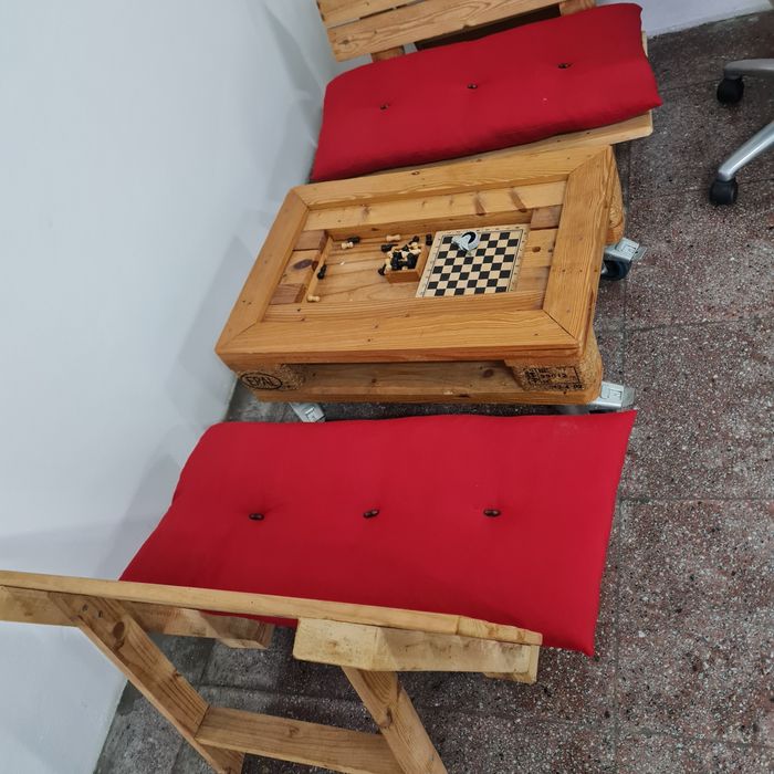 Conjunto mesa d jogos com 2  sofas