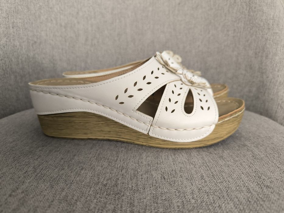 Жіночі шльопанці на платформі