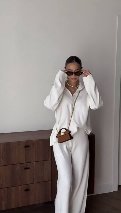 Жіночий білий костюм з ангорового рубчика