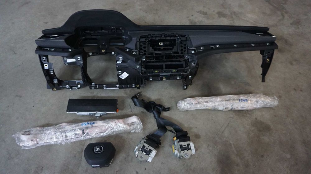 Skoda Octavia IV deska rozdzielcza Hedup 3xpoduszki  demontaż