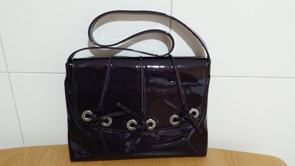 Mala em verniz roxo com alça