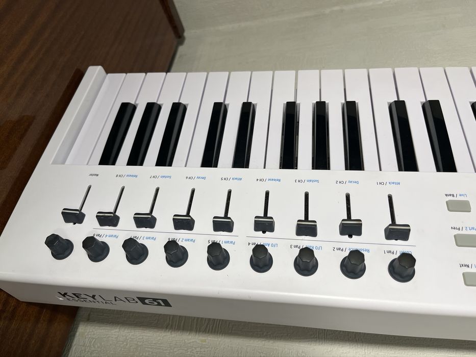 MIDI-клавіатура Arturia KeyLab Essential 61