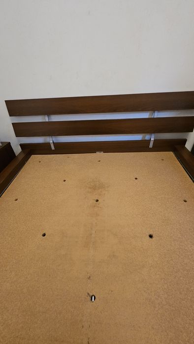 Cama madeira de casal 160×200 com estrado e.duas mesinhas cabeceira com rodas