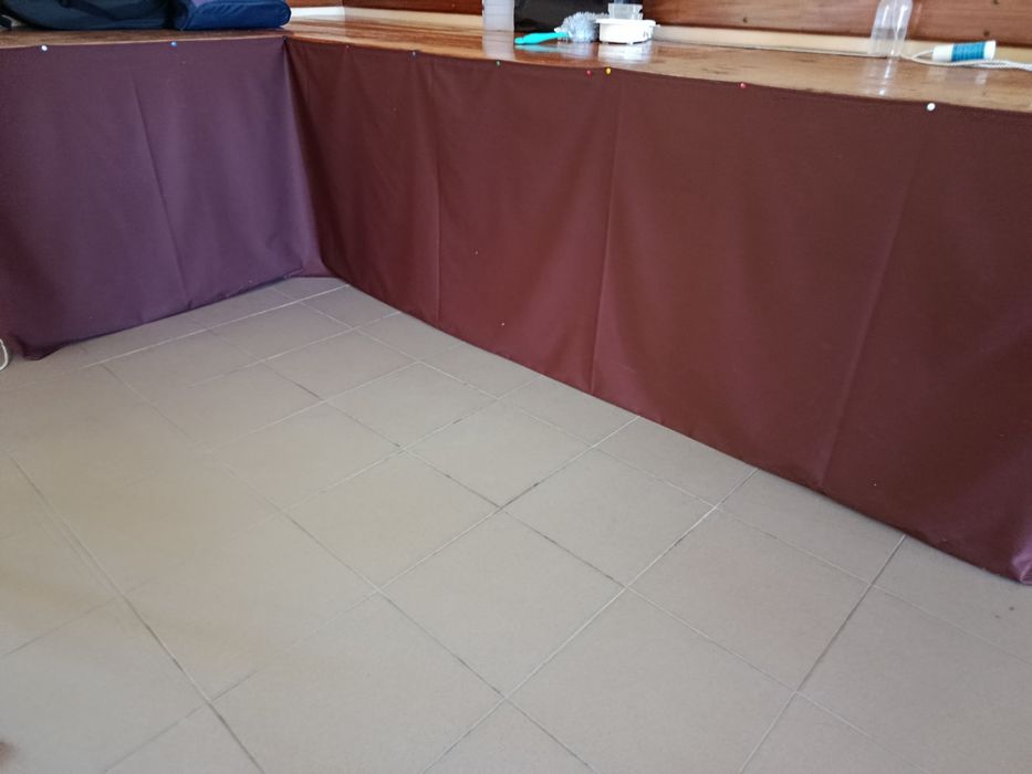 Saia de mesa de cor castanha em tecido sarja. Tecido muito resistente, não encolhe e não desbota. Altura  76 cm , comprimento vários .