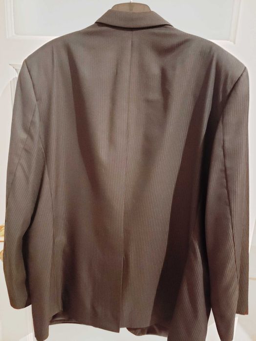 Casaco fato preto com uma risquinha