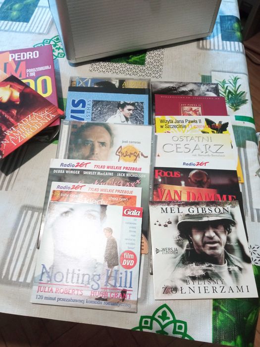 Kufer z płytami filmowymi i muzyką.