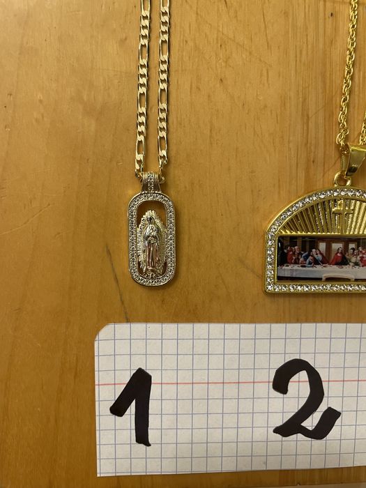 Łańcuszki z elementami kryształu w kolorze złota