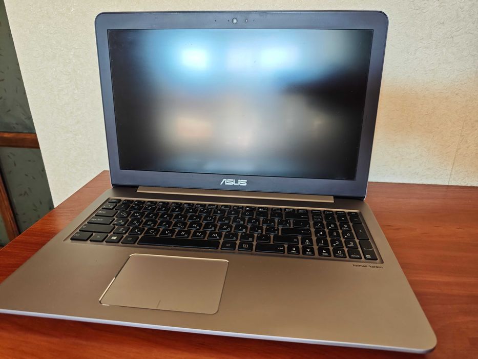 Продам ASUS ZenBook UX510UW у хорошому робочому стані.