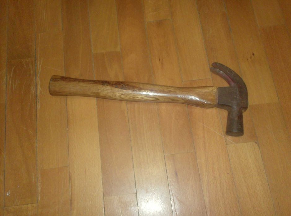 Martelo com cabo de madeira