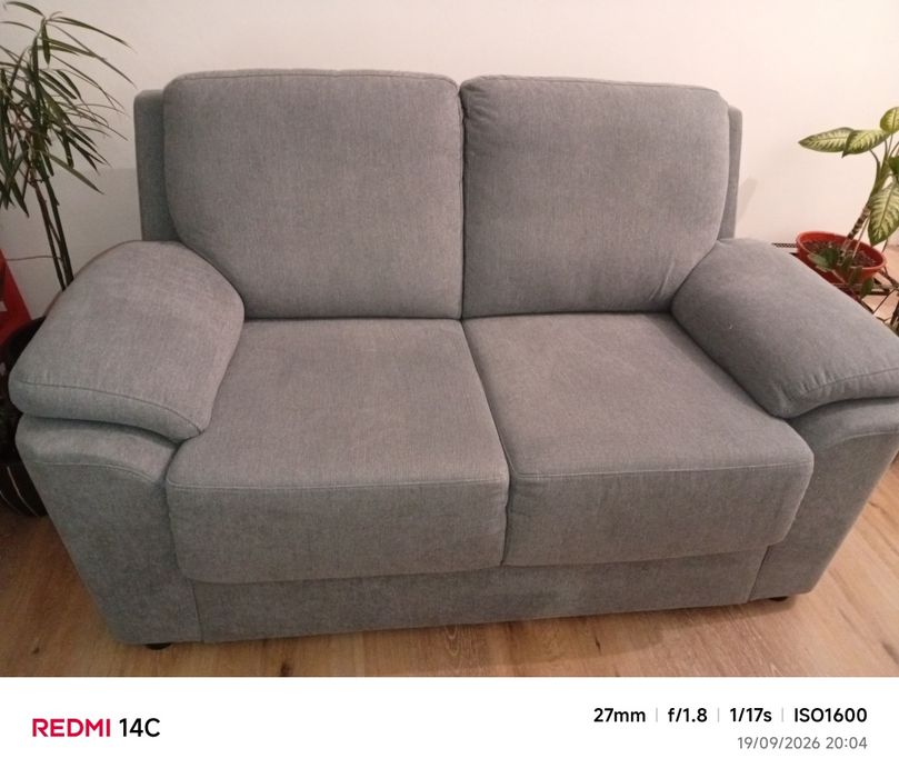 Vendo sofá de 2 lugares, cor cinza.
