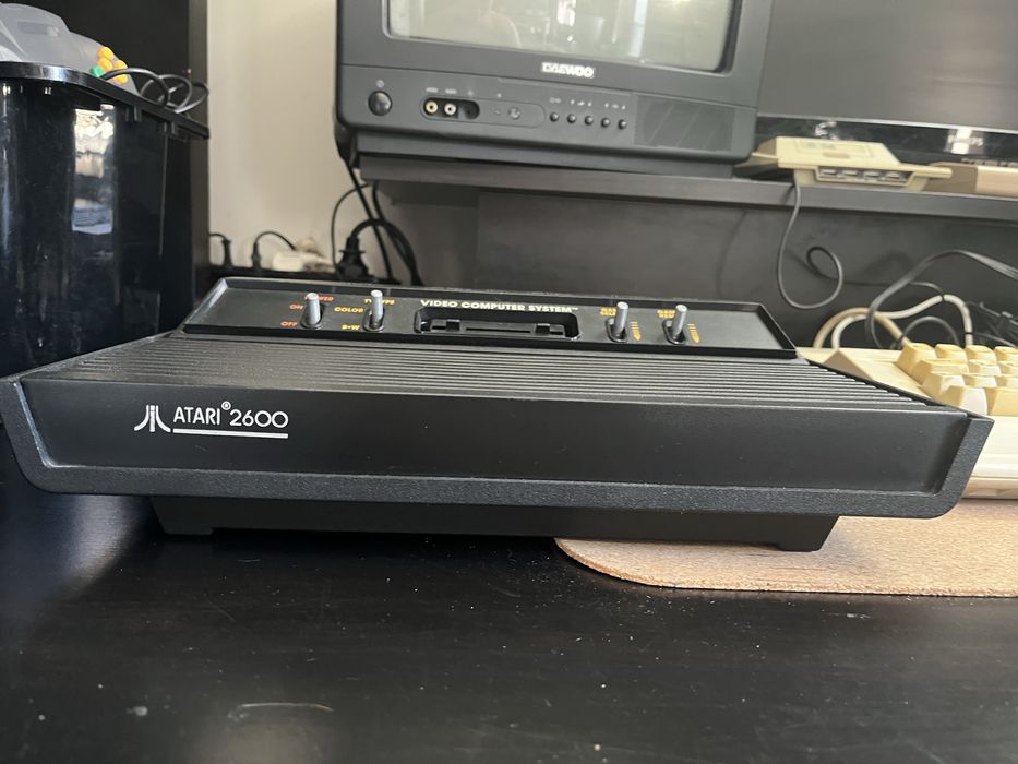 Konsola Atari 2600  + Uno Cart  wygląda jak nowa.