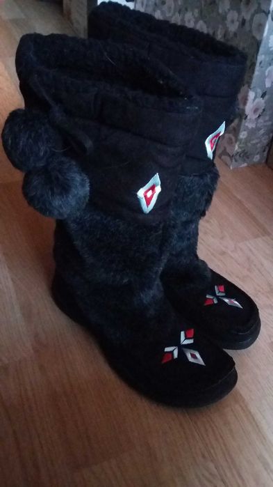 Buty zimowe jak kapcie etno folk z pomponami rozmiar 37