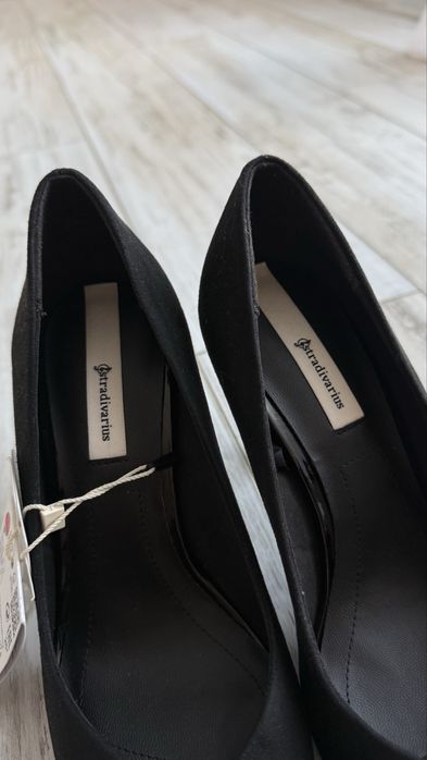 Нові замшеві лодочки stradivarius. Туфлі на шпильці