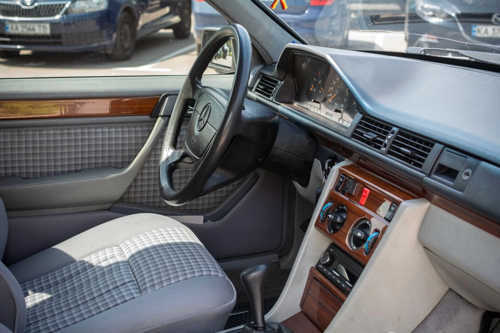 Mercedes-Benz E-Class 1993