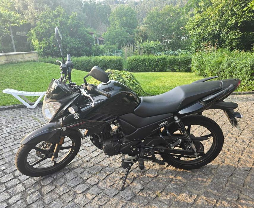 Yamaha 125 preta