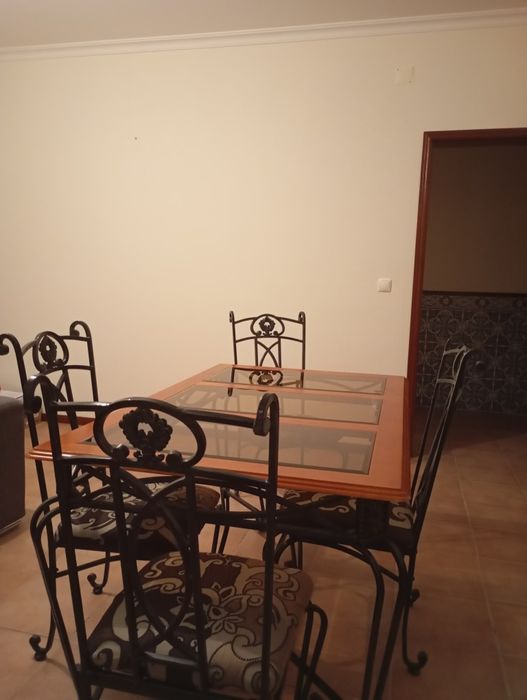 Mesa + 4 cadeiras de ferro