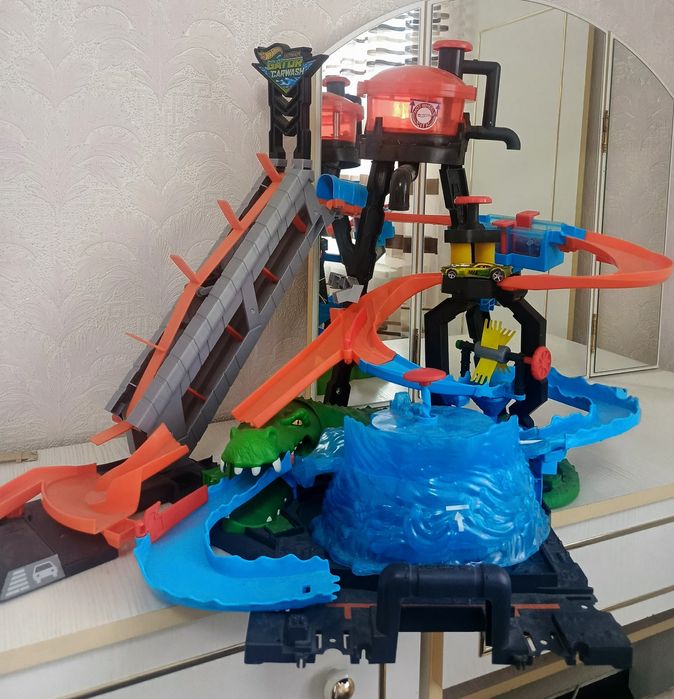 ігровий набір трек Hot Wheels Водонапірна вежа Мегамийка