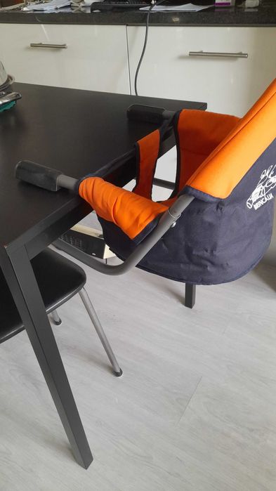 Cadeira de comer à mesa suspensa