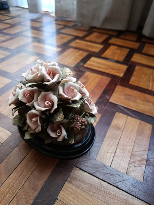 Arranjo de flores de porcelana estilo capodimonte