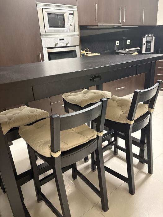 Mesa alta de cozinha com cadeiras