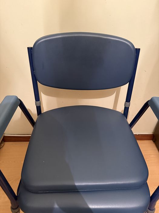 Cadeira sanitária para idosos e pessoas com deficiência