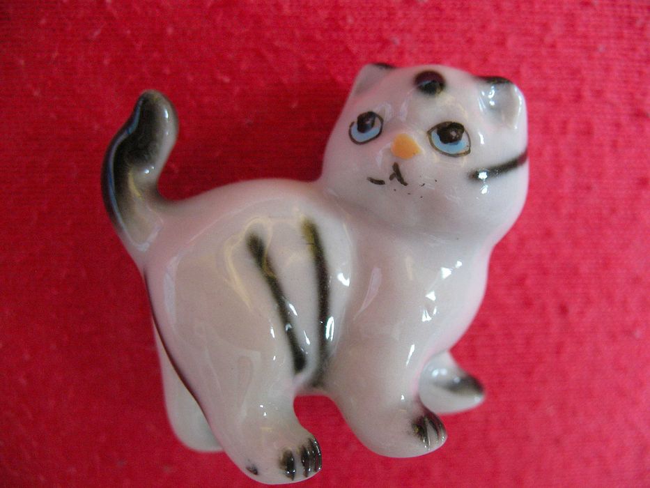 Kot - pręgowany kotek - porcelana - 3,5 x 4 x 2 cm Miniaturka