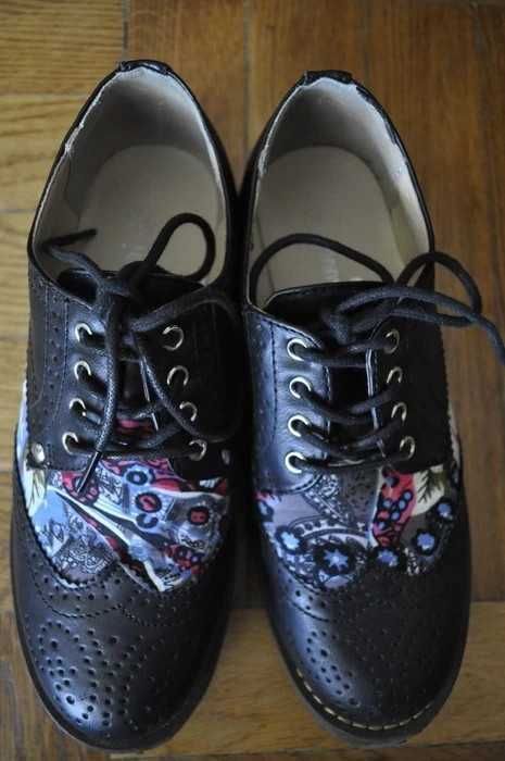 Czarne półbuty kwiaty CCC 36