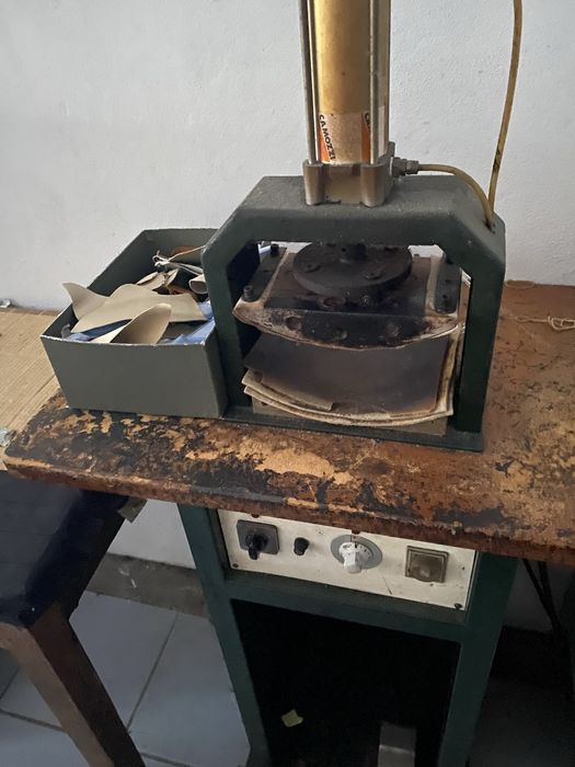 Máquina de Colar Testeiras – Indústria do Calçado