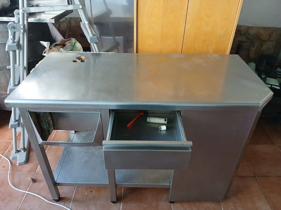 Bancada de inox com poder por a máquina do café