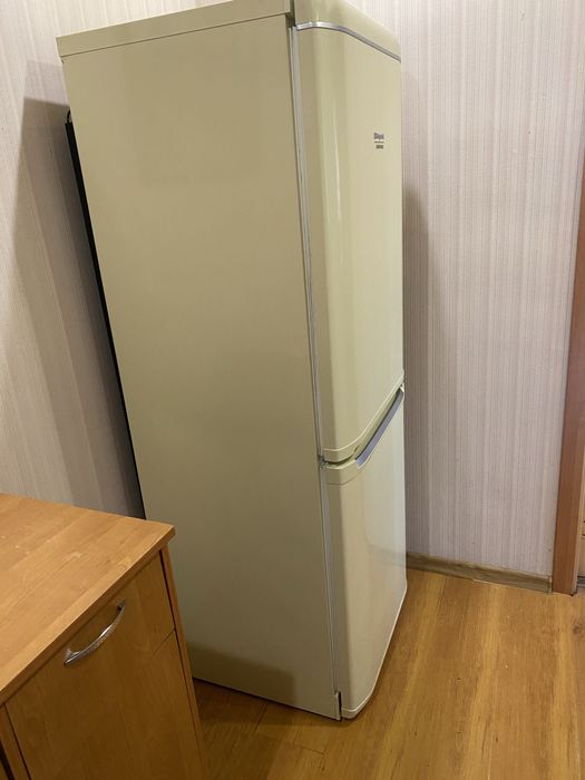 Продам холодильник під ремонт 2000