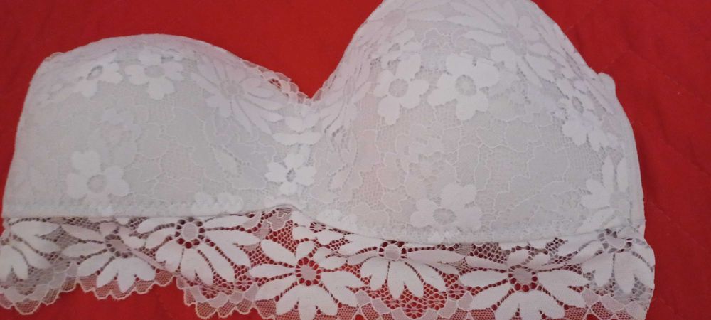 Cai cai branco em renda