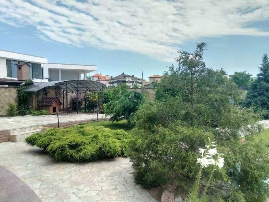 с апреля и на лето! Дом с бассейном Совиньон