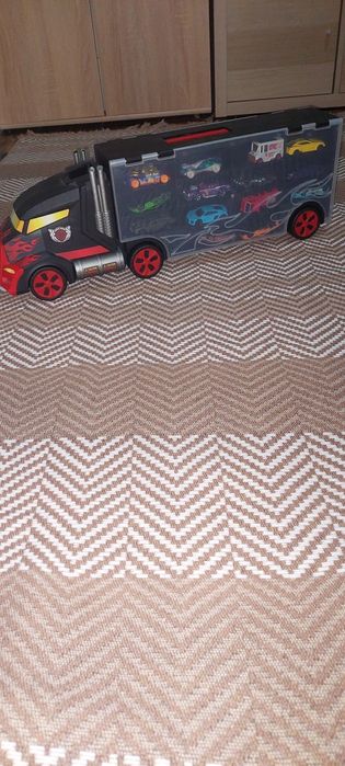 Camião transportador de carros e pista