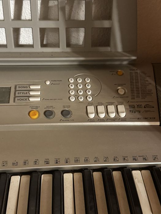 Teclado Yamaha - 303