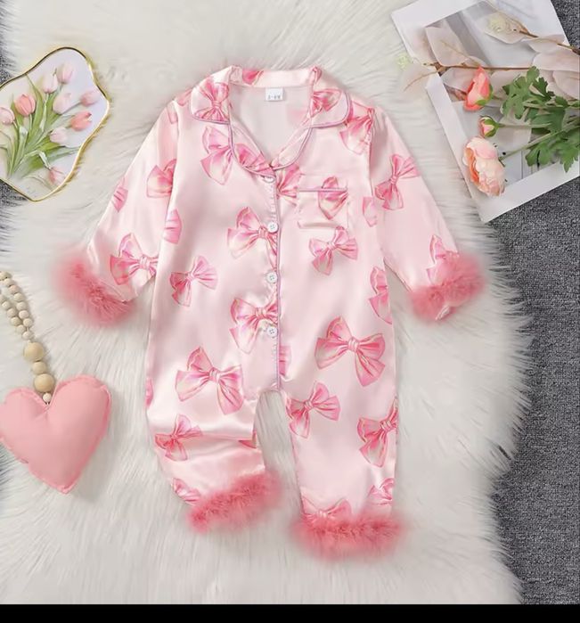 Атласна піжама з пірʼям для дівчинки