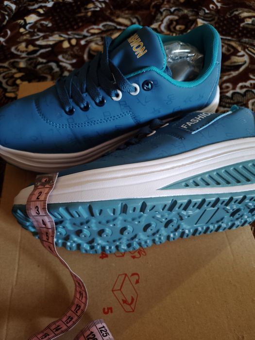 Продам жіночі кросівки.