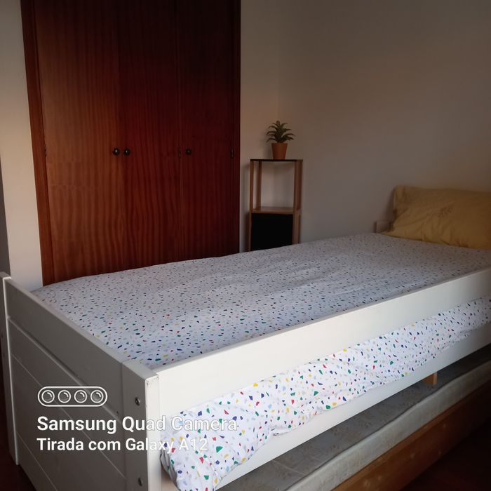 Quarto individual de fácil acesso de transportes.