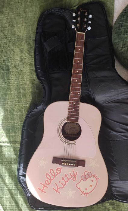 Guitarra Limitada da Hello Kitty -Fender