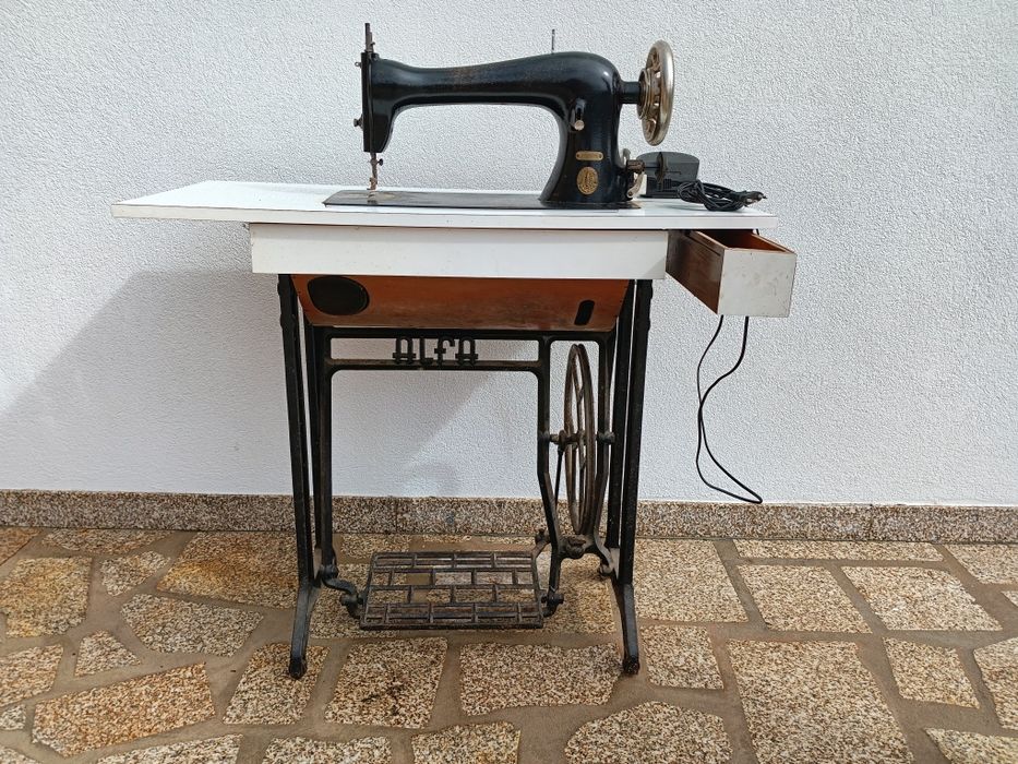 Máquina de costura a funcionar perfeitamente.
Manual, com adaptador mecânico elétrico.