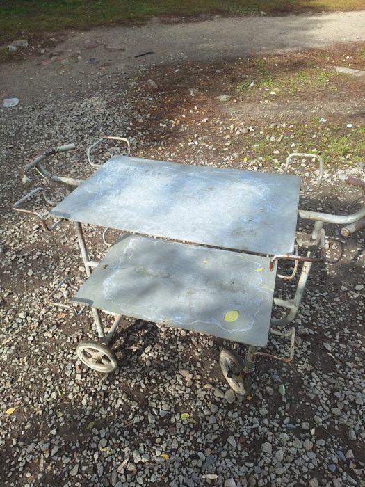 Stary wózek na kółkach barek