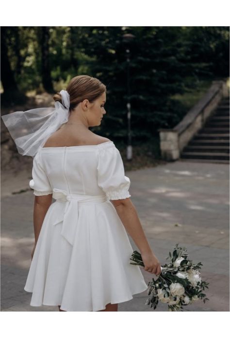 Святкова біла сукня