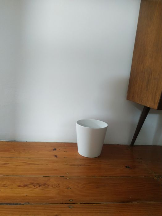 Vaso branco simples robusto como novo