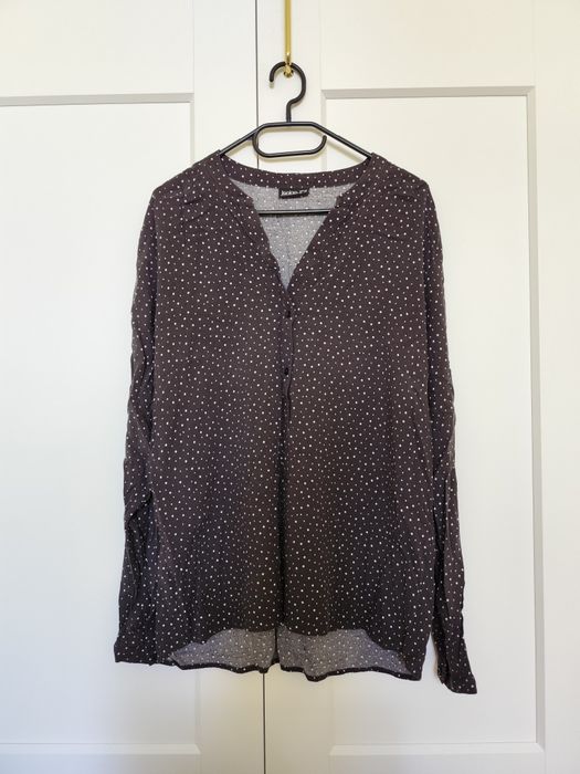 Czarna bluzka koszulowa z białymi geometrycznym elementami