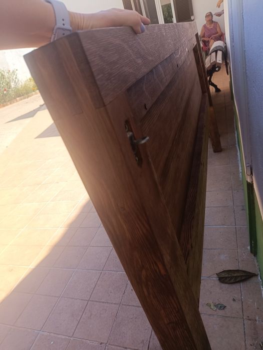 Cabeceira de cama de carvalho maciço.