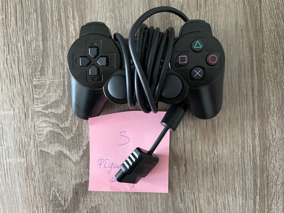 3 pady - jeden do PlayStation one, dwa do PlayStation 2