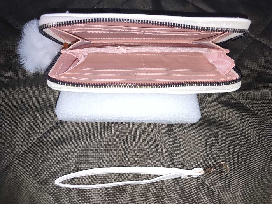 Клатч белый кошелек с цветочной вышивкой.